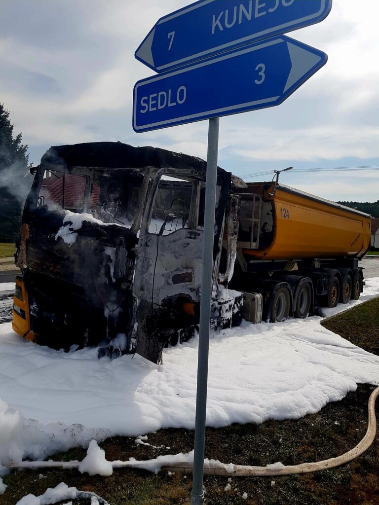 Nákladní auto shořelo v jihočeské Číměři. Foto: HZS Jihočeského kraje
