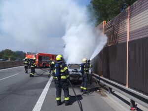 Na dálnici D1 shořelo auto. Foto: HZS