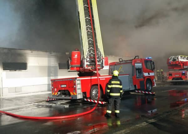Požár v Otrokovicích už mají hasiči pod kontrolou. Foto: HZS Zlínského kraje
