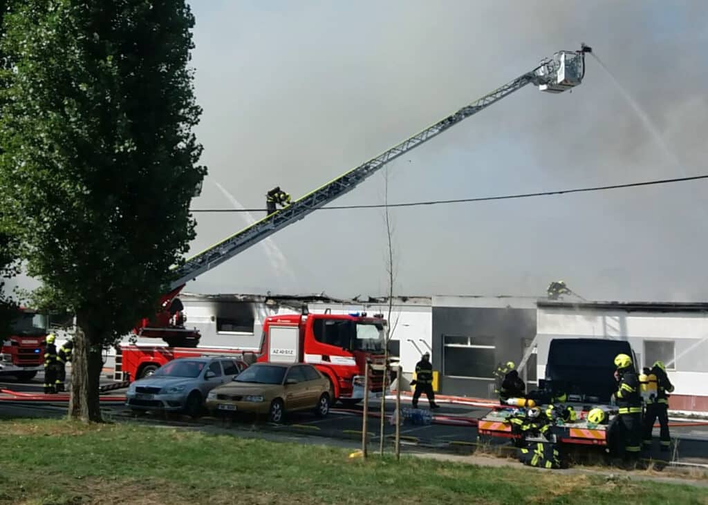 Požár v Otrokovicích už mají hasiči pod kontrolou. Foto: HZS Zlínského kraje