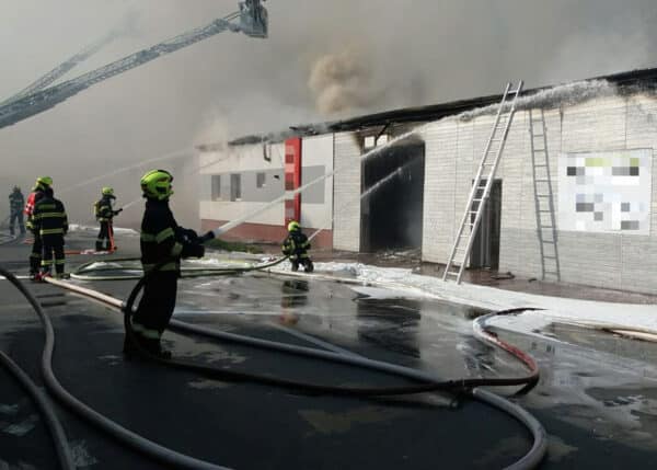 Požár v Otrokovicích už mají hasiči pod kontrolou. Foto: HZS Zlínského kraje