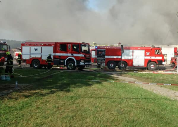 Požár v Otrokovicích už mají hasiči pod kontrolou. Foto: HZS Zlínského kraje