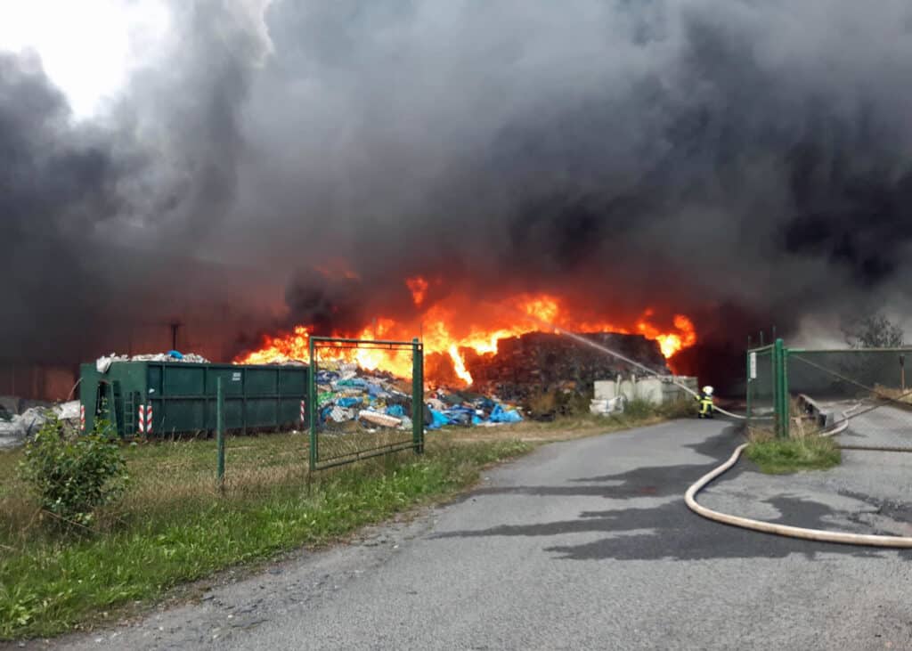Požár třídírny odpadů v obci Dolní Hbity. Foto: HZS