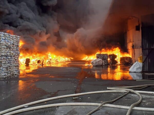 Požár třídírny odpadů v obci Dolní Hbity. Foto: HZS SČK