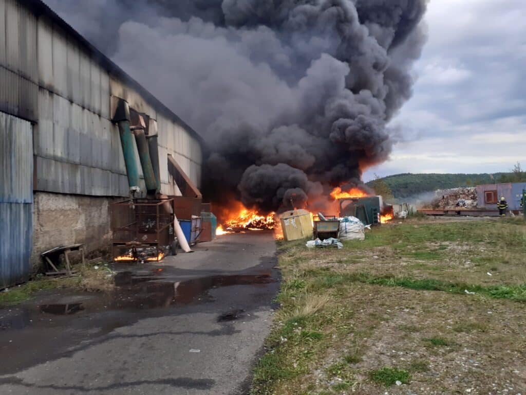 Požár třídírny odpadů v obci Dolní Hbity. Foto: HZS SČK