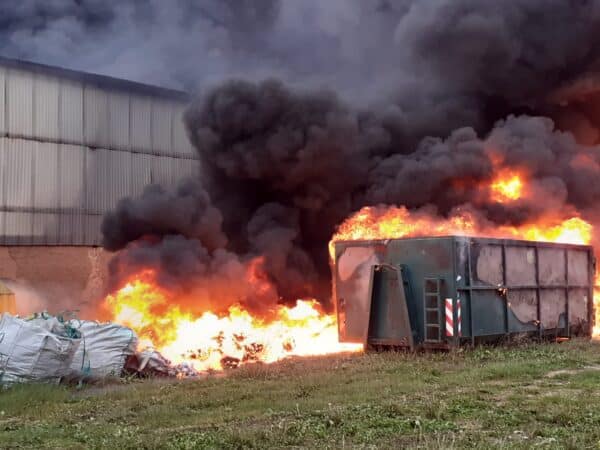 Požár třídírny odpadů v obci Dolní Hbity. Foto: HZS SČK