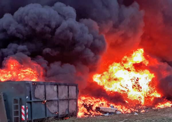 Požár třídírny odpadů v obci Dolní Hbity. Foto: HZS SČK