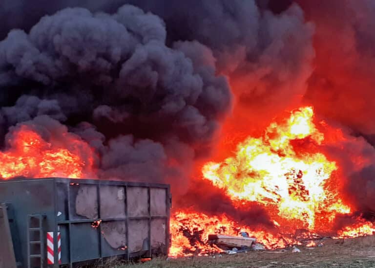 Požár třídírny odpadů v obci Dolní Hbity. Foto: HZS SČK