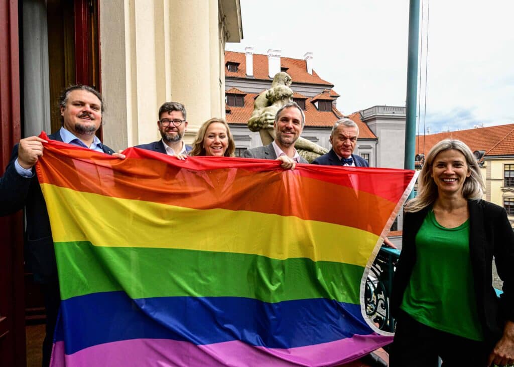 Vedení pražského magistrátu vyvěsilo duhové vlajky. Začíná Prague Pride. Foto: Twitter Bohuslav Svoboda