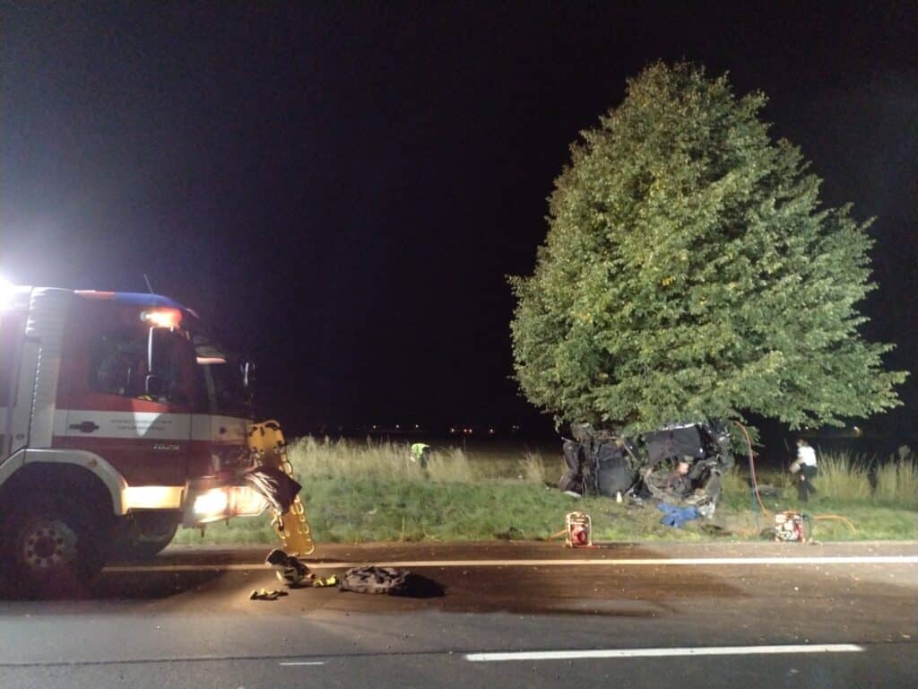 Tragická nehoda BMW u Opatovce na Svitavsku. Foto: HZS