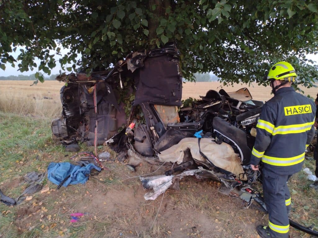 Auto se u Opatovce na Svitavsku rozbilo o strom. Řidič zemřel. Foto: HZS