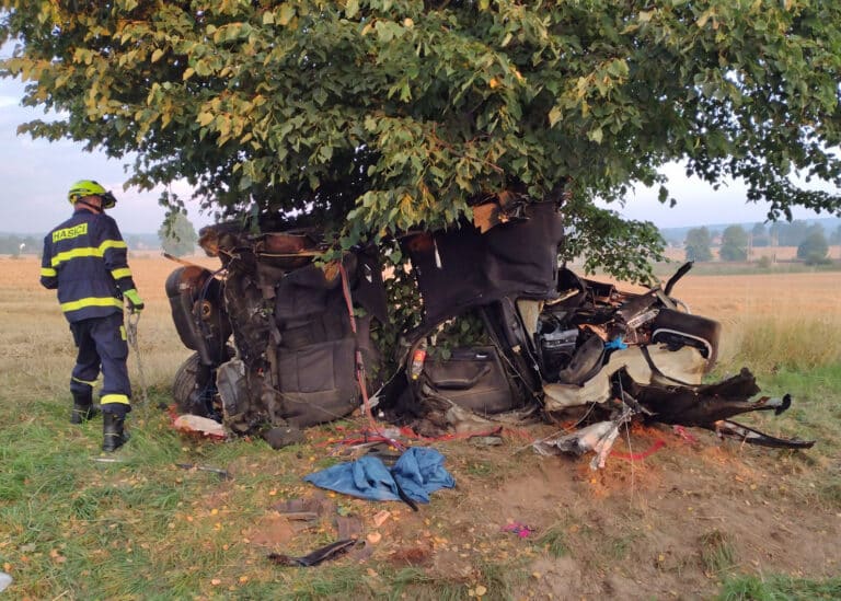 Auto se u Opatovce na Svitavsku rozbilo o strom. Řidič zemřel. Foto: HZS