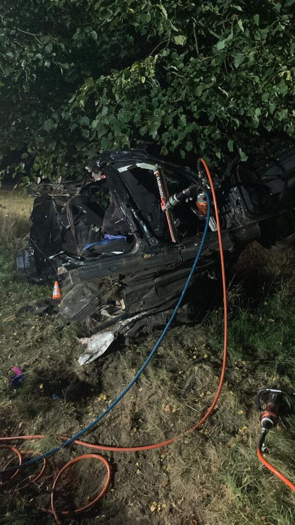 Auto se u Opatovce na Svitavsku rozbilo o strom. Řidič zemřel. Foto: PČR
