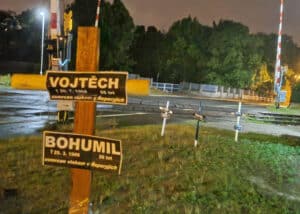 Starosta Řeporyjí Pavel Novotný vytvořil u železničního přejezdu "hřbitov" lidí přejetých vlakem. Zdroj: Twitter Pavla Novotného
