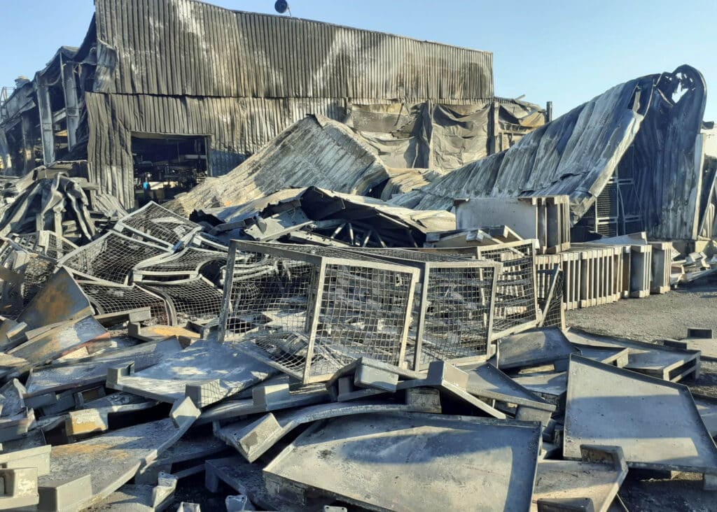 Požár hal v Žebráku. Z výrobních hal zbyl jen šrot. Foto: HZS STC