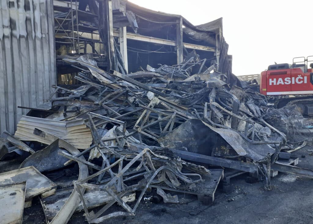 Požár hal v Žebráku. Z výrobních hal zbyl jen šrot. Foto: HZS STC