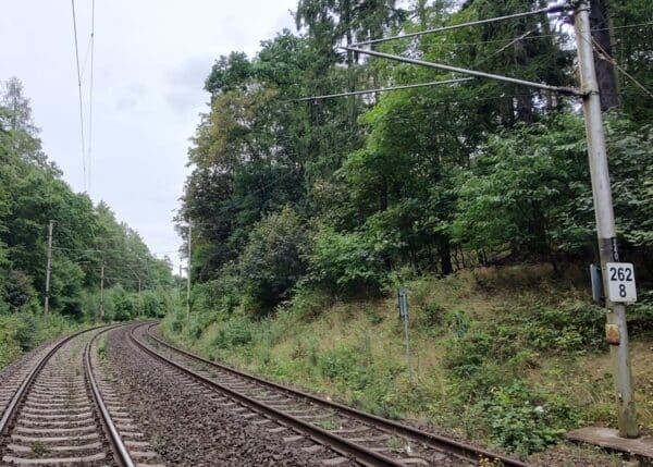 V úseku Golčův Jeníkov – Vlkaneč strhl nákladní vůz trakční vedení. Vlaky nepojedou. Foto: SŽ