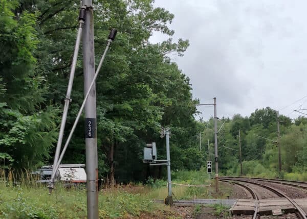 V úseku Golčův Jeníkov – Vlkaneč strhl nákladní vůz trakční vedení. Vlaky nepojedou. Foto: SŽ