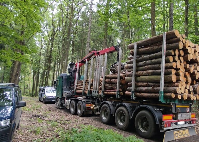 V úseku Golčův Jeníkov – Vlkaneč strhl nákladní vůz trakční vedení. Vlaky nepojedou. Foto: SŽ