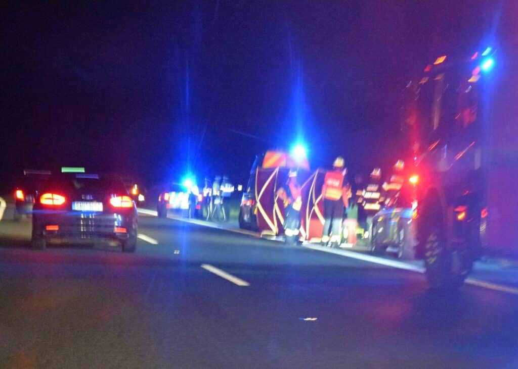 Chodce na dálnici D10 srazilo auto. Záchranáři jej marně oživovali. Foto: iBoleslav.cz