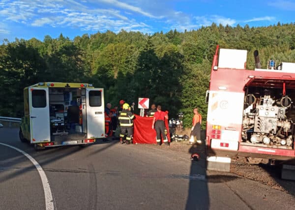 Tragicky skončila nehoda manželů na motorce u Velké Lhoty na Vsetínsku. Foto: HZS ZK