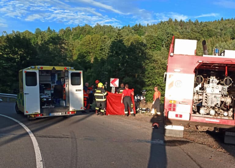 Tragicky skončila nehoda manželů na motorce u Velké Lhoty na Vsetínsku. Foto: HZS ZK