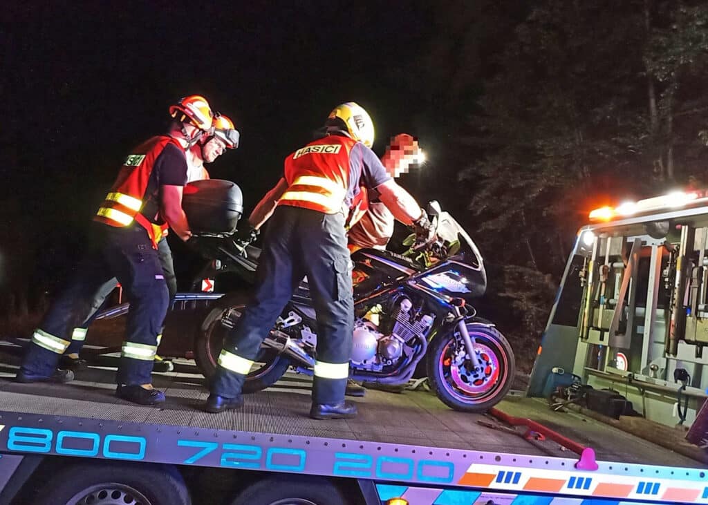Tragicky skončila nehoda manželů na motorce u Velké Lhoty na Vsetínsku. Foto: HZS ZK