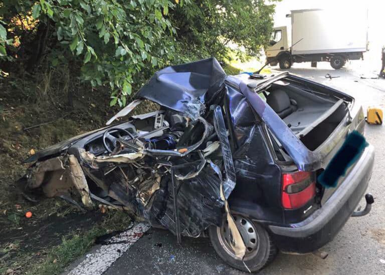 Tragická nehoda mezi Pelhřimovem a Táborem. Srazila se tam Škoda Felicia a nákladní vůz. Foto: PČR