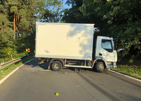 Tragická nehoda mezi Pelhřimovem a Táborem. Srazila se tam Škoda Felicia a nákladní vůz. Foto: PČR