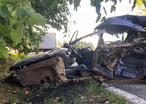 Tragická nehoda mezi Pelhřimovem a Táborem. Srazila se tam Škoda Felicia a nákladní vůz. Foto: PČR