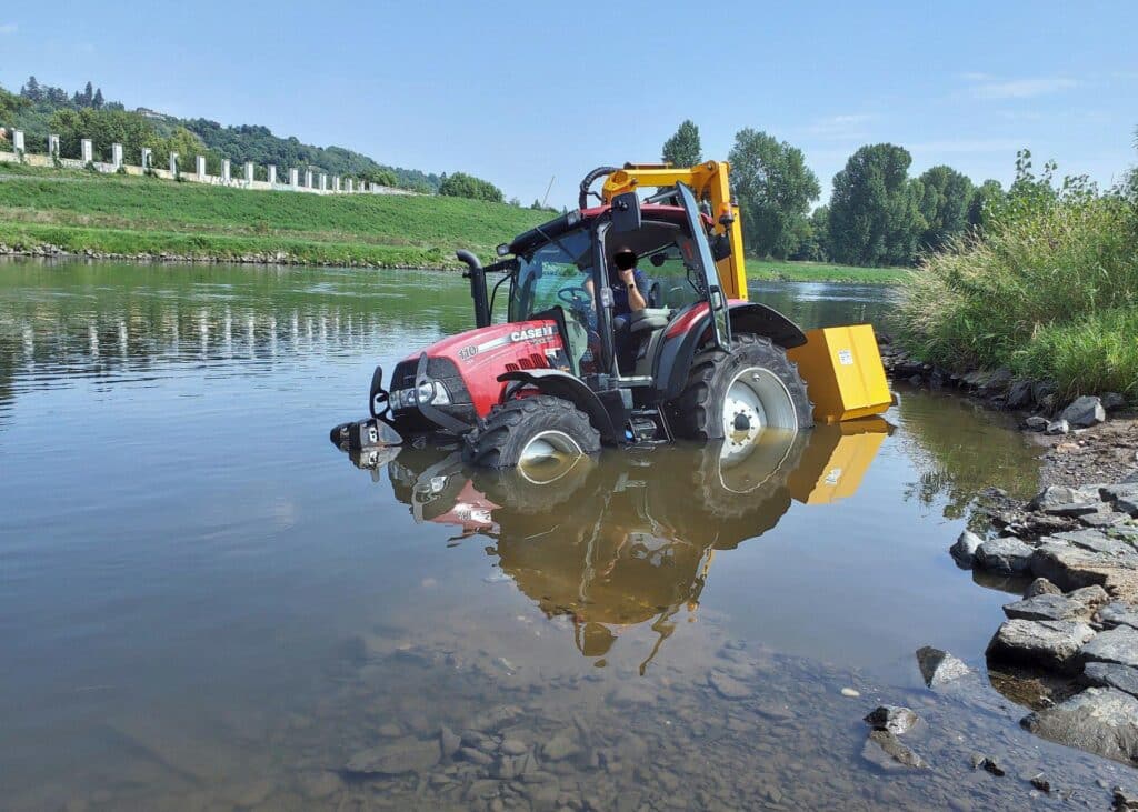 Uvízlý traktor z Vltavy vylovili hasiči. Foto: HZS Praha