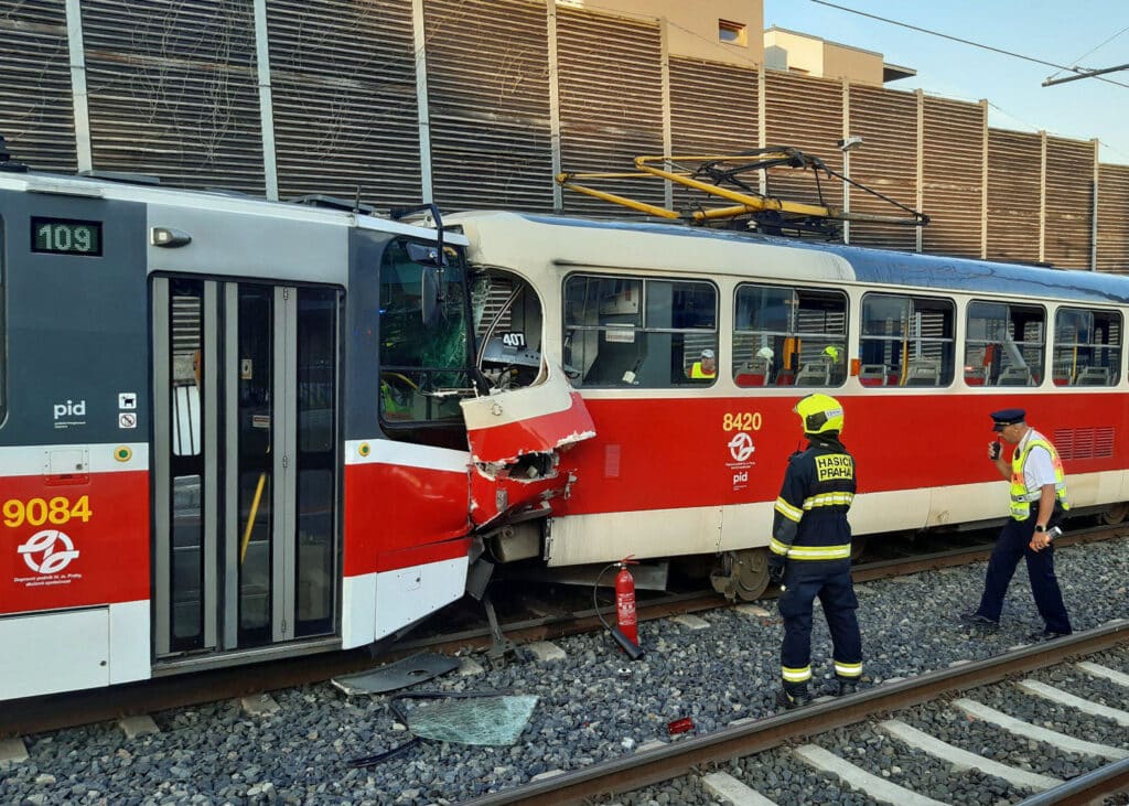 Vážná nehoda dvou tramvají v Praze Modřanech. Foto: HZS