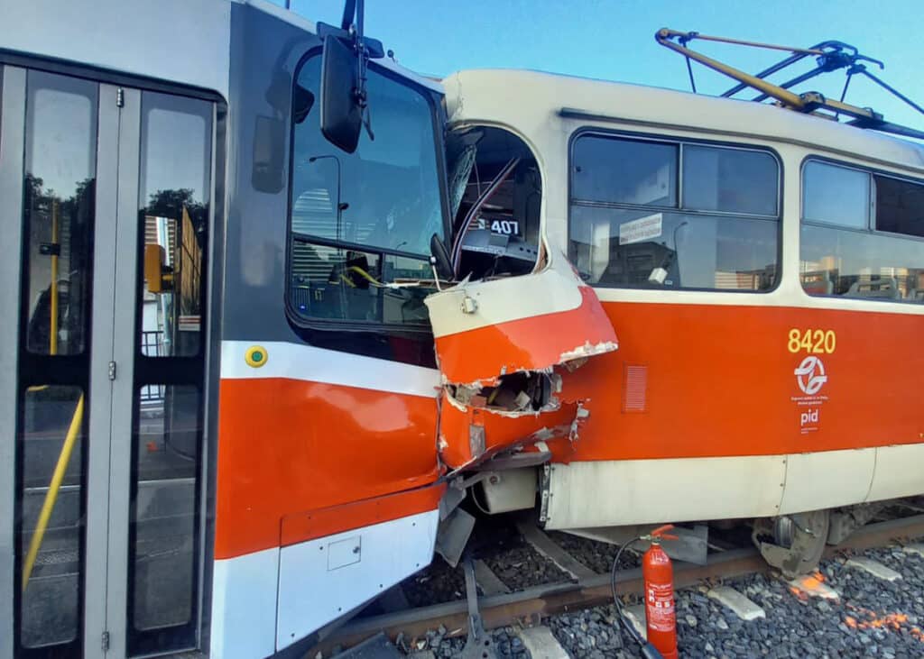 Vážná nehoda dvou tramvají v Praze Modřanech. Foto: HZS