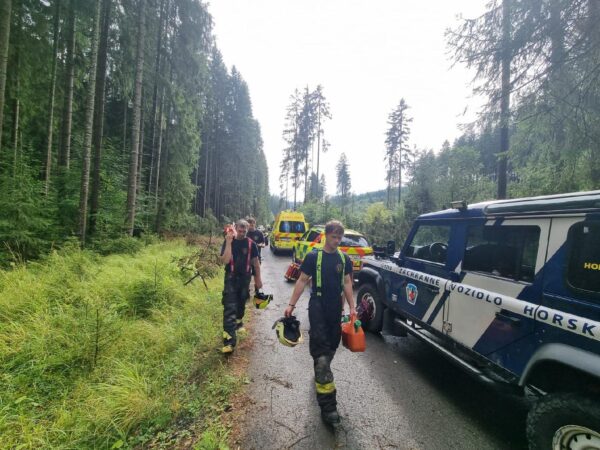 Muže v Beskydech zavalil strom, záchranáři mu šli na pomoc. Foto: HZS MSK