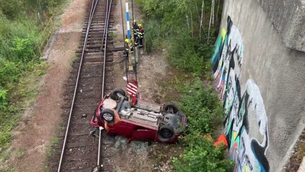 Video Thumbnail: V Praze se zřítilo auto z mostu na koleje