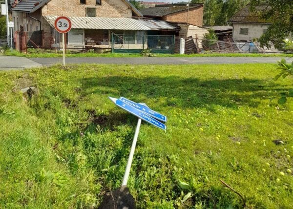 Vzdušný vír v Lokotu u Rychnova nad Kněžnou ničil střechy, značky i stromy. Foto: HZS KHK