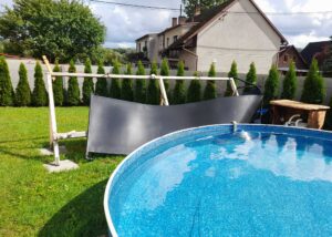 Vzdušný vír v Lokotu u Rychnova nad Kněžnou ničil střechy, značky i stromy. Foto: HZS KHK
