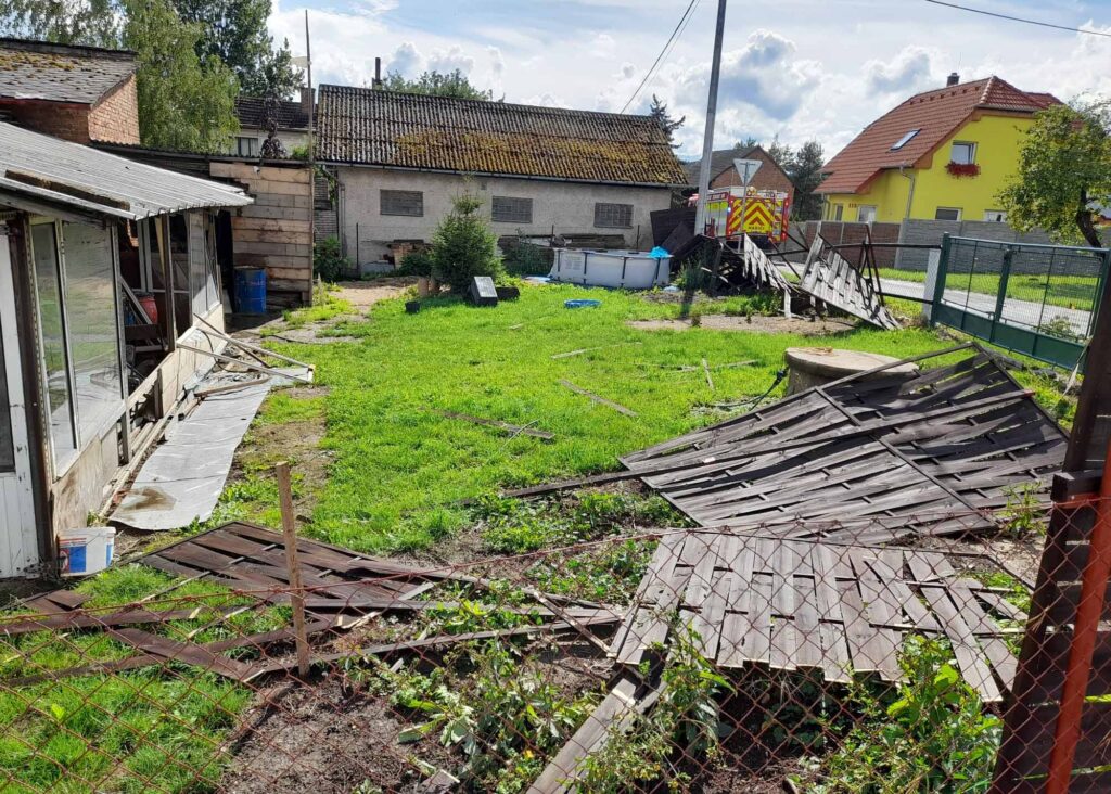 Vzdušný vír v Lokotu u Rychnova nad Kněžnou ničil střechy, značky i stromy. Foto: HZS KHK
