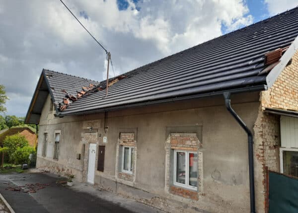 Vzdušný vír v Lokotu u Rychnova nad Kněžnou ničil střechy, značky i stromy. Foto: HZS KHK