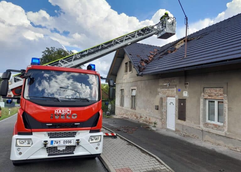 Vzdušný vír v Lokotu u Rychnova nad Kněžnou ničil střechy, značky i stromy. Foto: HZS KHK