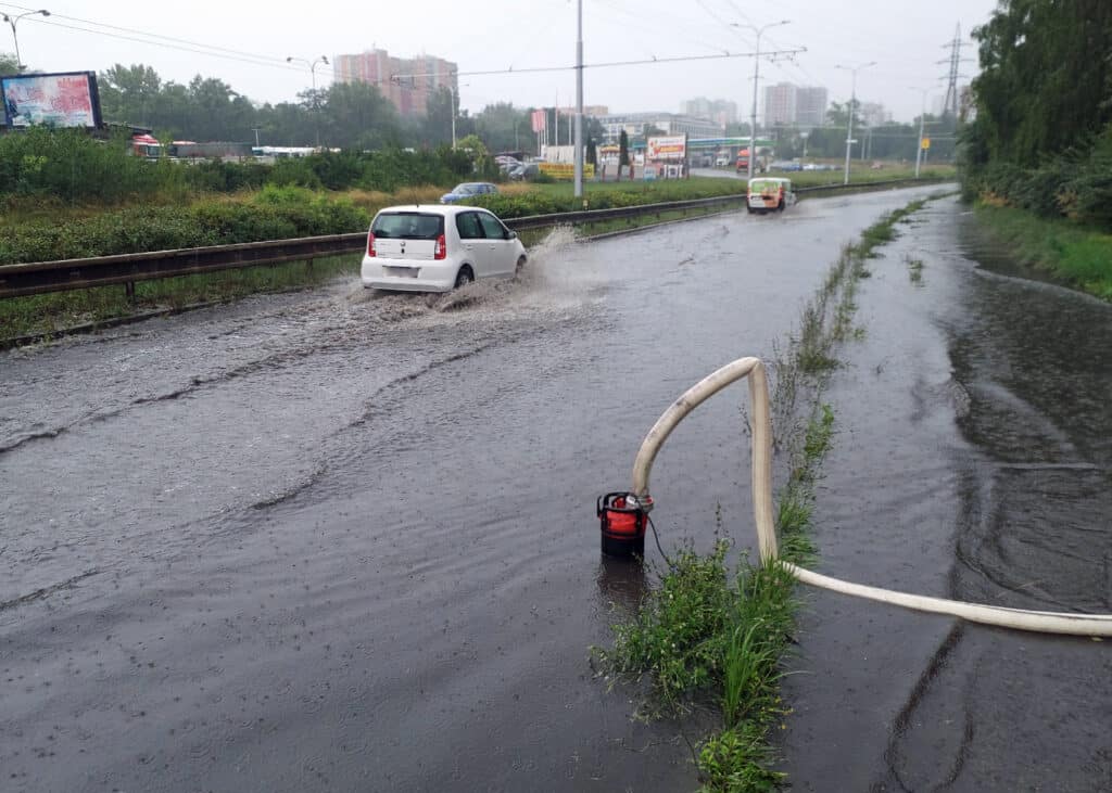 V Brně v Jedovnické ulici odčerpávají hasiči vodu ze zatopené silnice. Foto: HZS