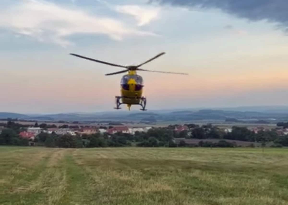Pro zraněného cyklistu letěl vrtulník. Foto: ZZS Zlínského kraje.