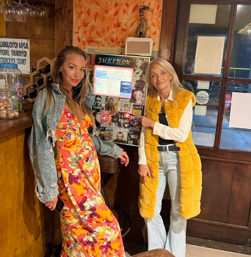 Agáta Hanychová a Veronika Žilková skončily po rochodu v lokálu s jukeboxem. Foto: Instagram