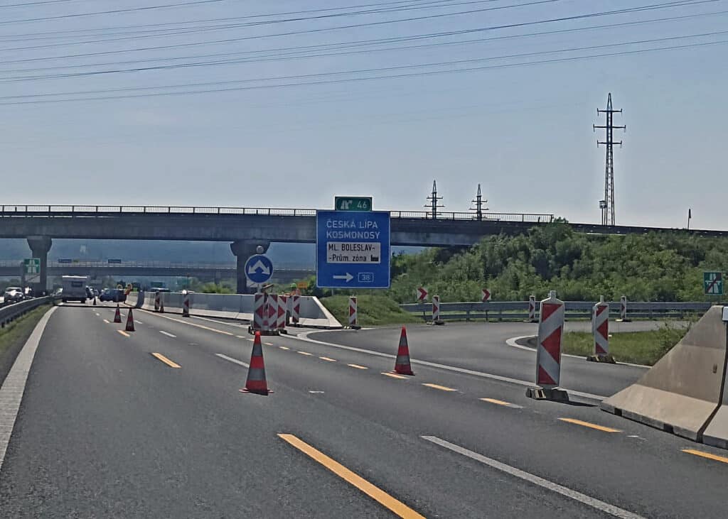 Nové zúžení na dálnici D10 u Kosmonos. Foto: ČRzprávy