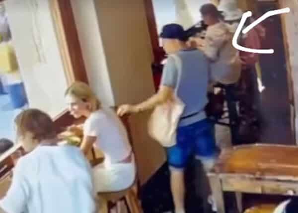 Zloděj v Barceloně ukradl Oliveru Průchovi a Karolíně Čechové mobil v restauraci. Zdroj: IG