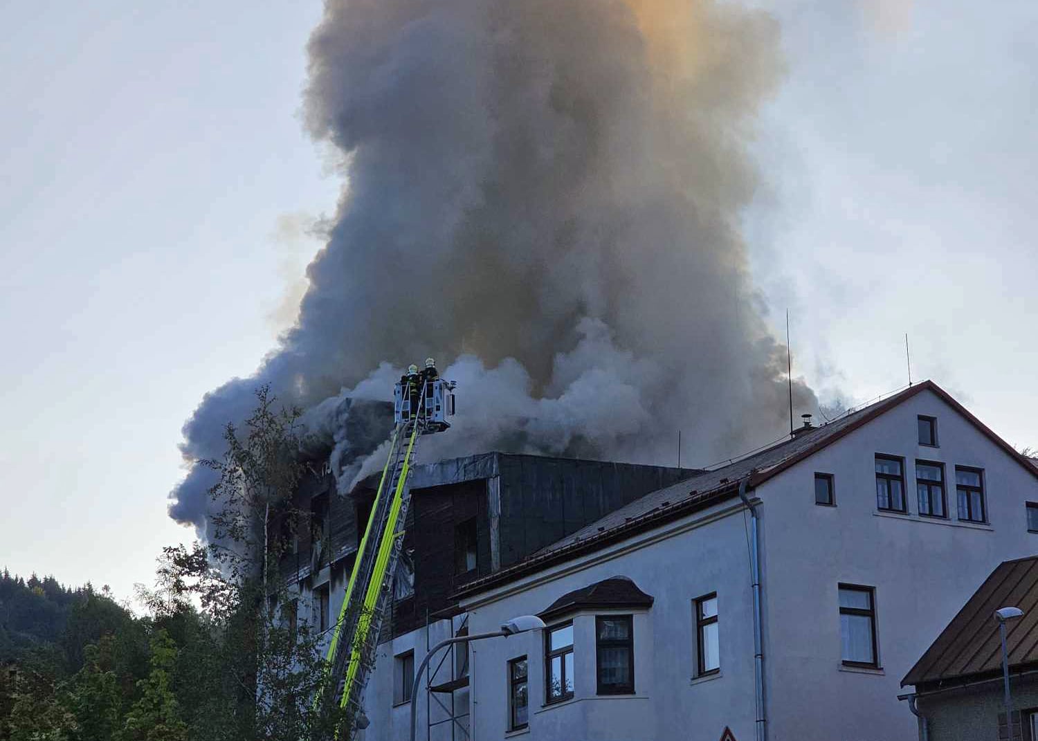 V Tanvaldu, Raisově ulici hořel penzion. Foto: Marek Šturm