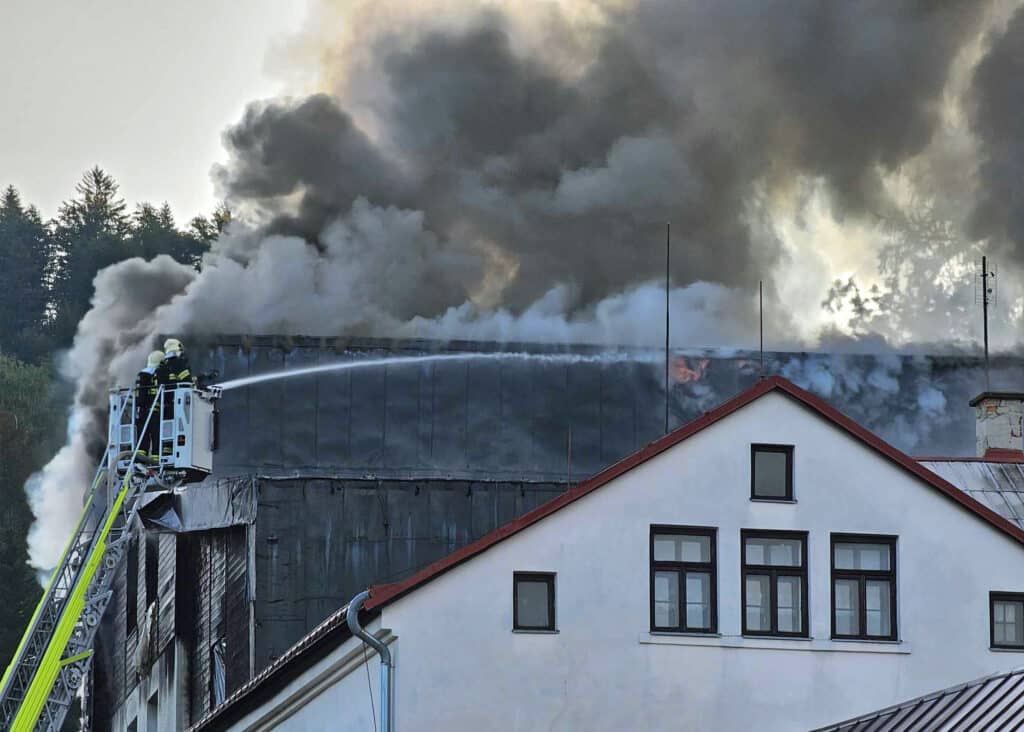 Požár penzionu v Tanvaldu, Raisově ulici. Foto: Marek Šturm