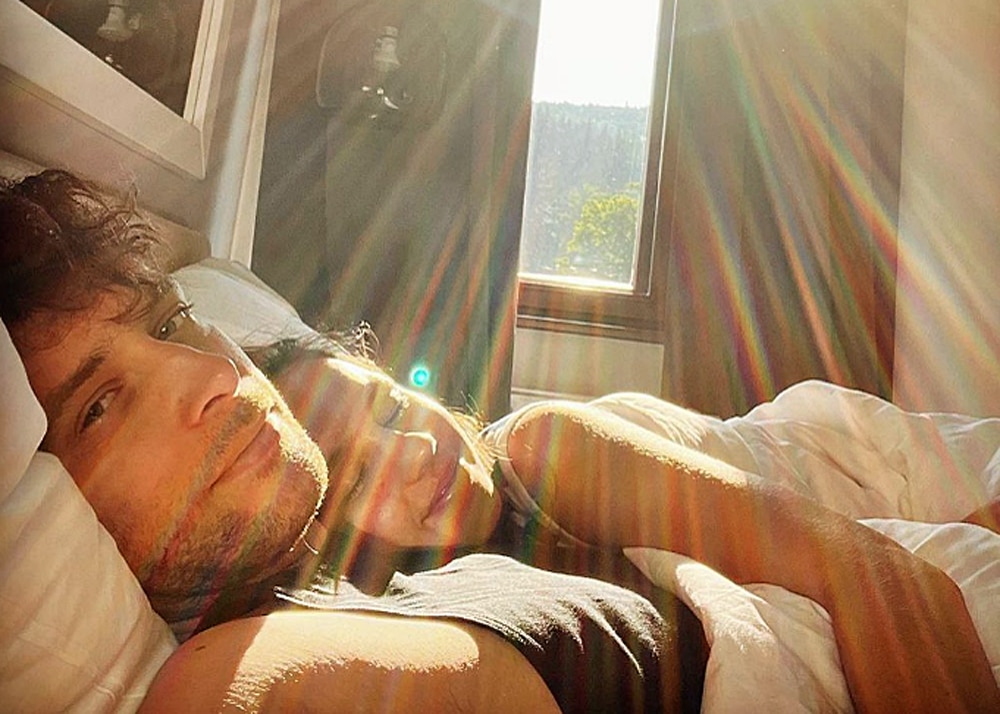 Michaela Tomešová v posteli, když ji zrovna manžel Roman pustí do domu. Foto: Instagram