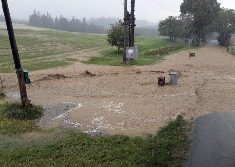 Obcí Dzbel se prohnala vlna vody a bahna z polí. Foto: HZS OLK