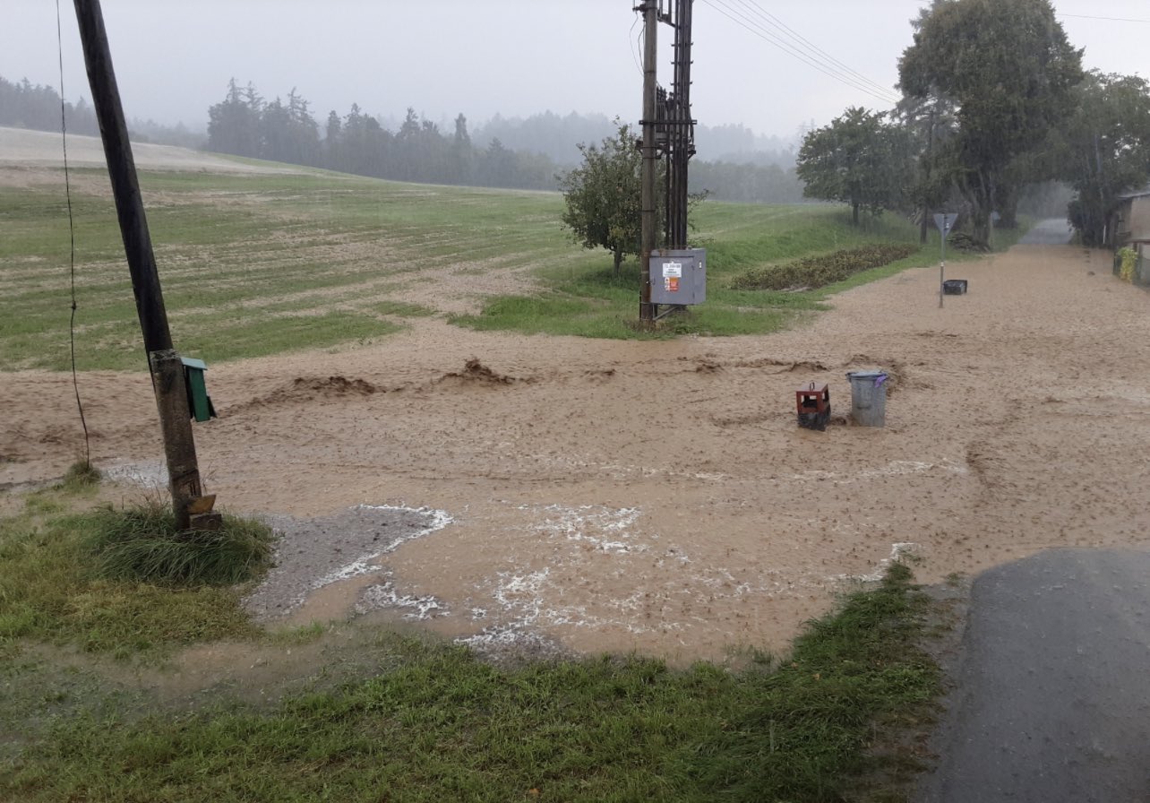 Obcí Dzbel se prohnala vlna vody a bahna z polí. Foto: HZS OLK